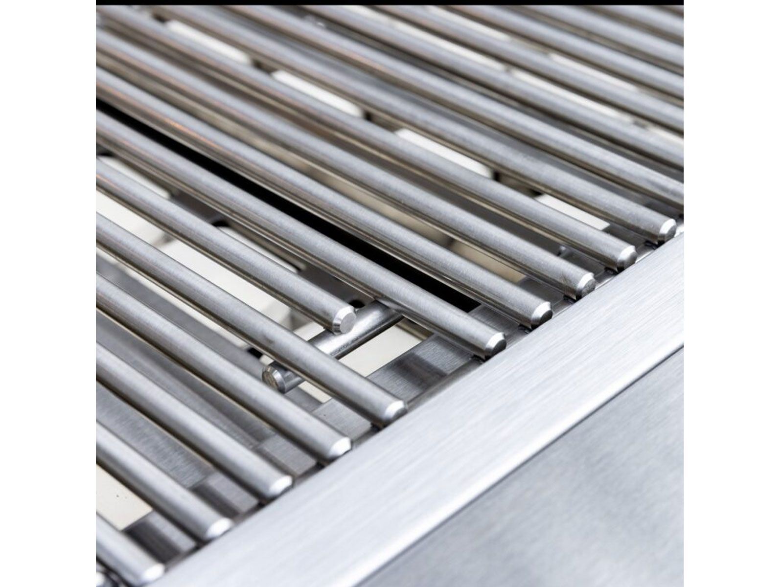 Summerset Sizzler Pro 32-inch 4-Burner Built-In Gas Grill w/ Rear Infrared Burner