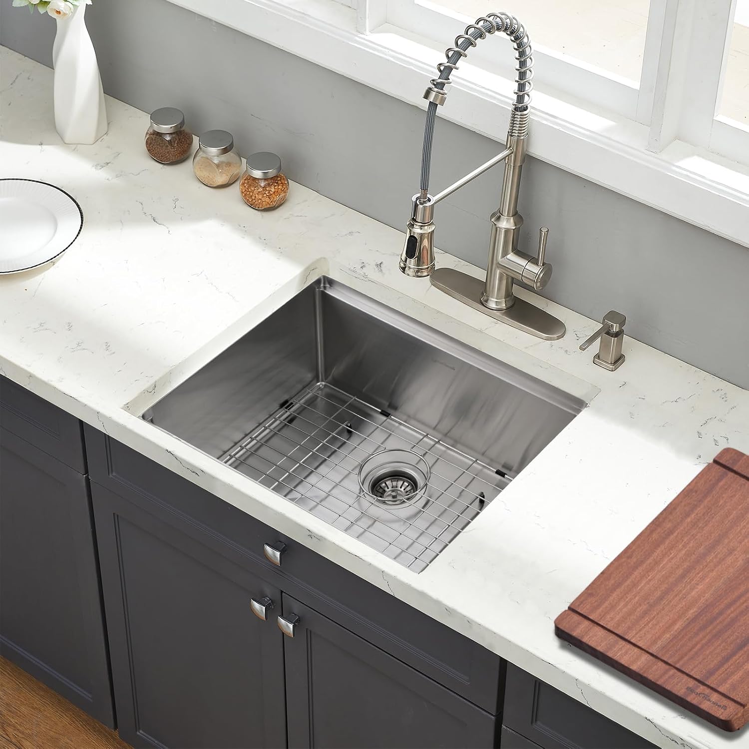 Signature Undermount Kitchen Sink, 24 x 19 Inch Sink Kitchen 16 Gauge Stainless Steel Kitchen Sinks Single Bowl Workstation Sink with Cutting Board