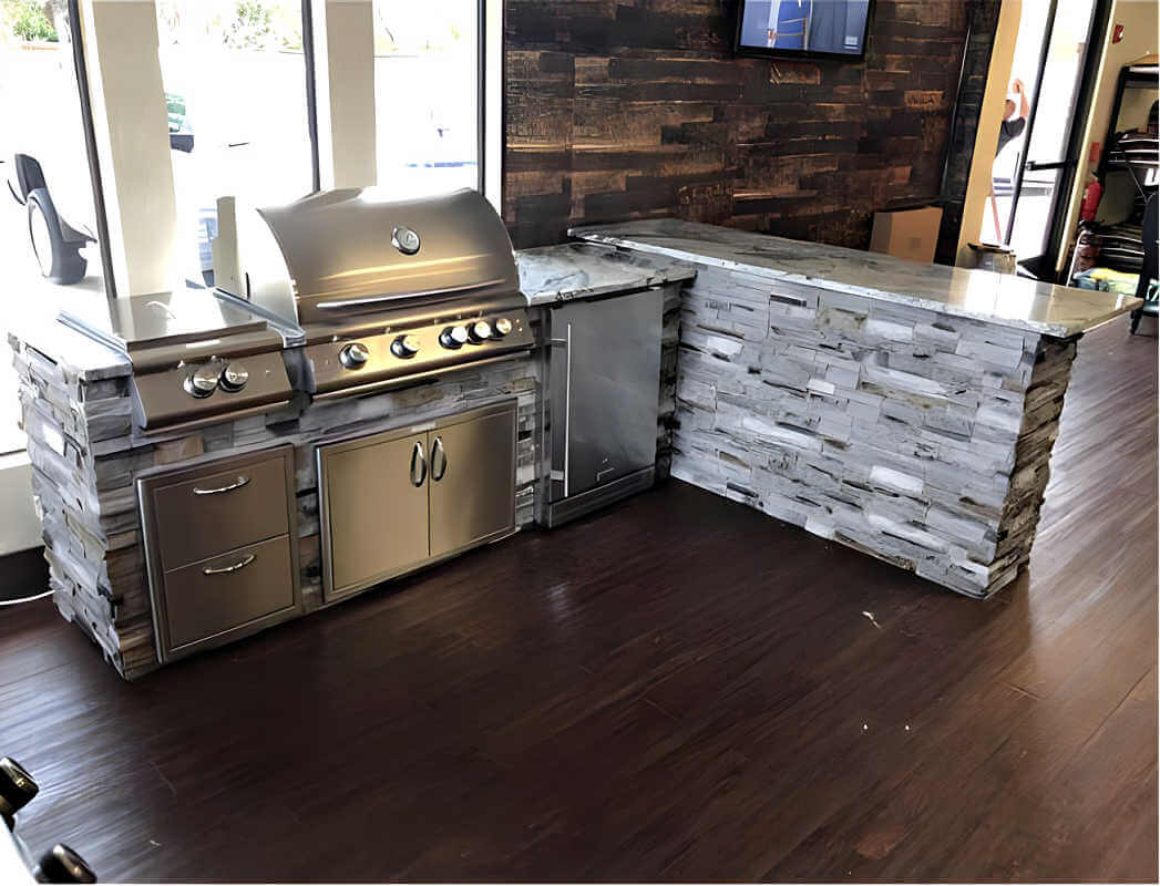 Isla de cocina exterior de 2,4 m con parrilla de gas Blaze LTE de 81 cm, refrigerador de 61 cm, quemador Power, puertas dobles de 81 cm y cajón doble. 