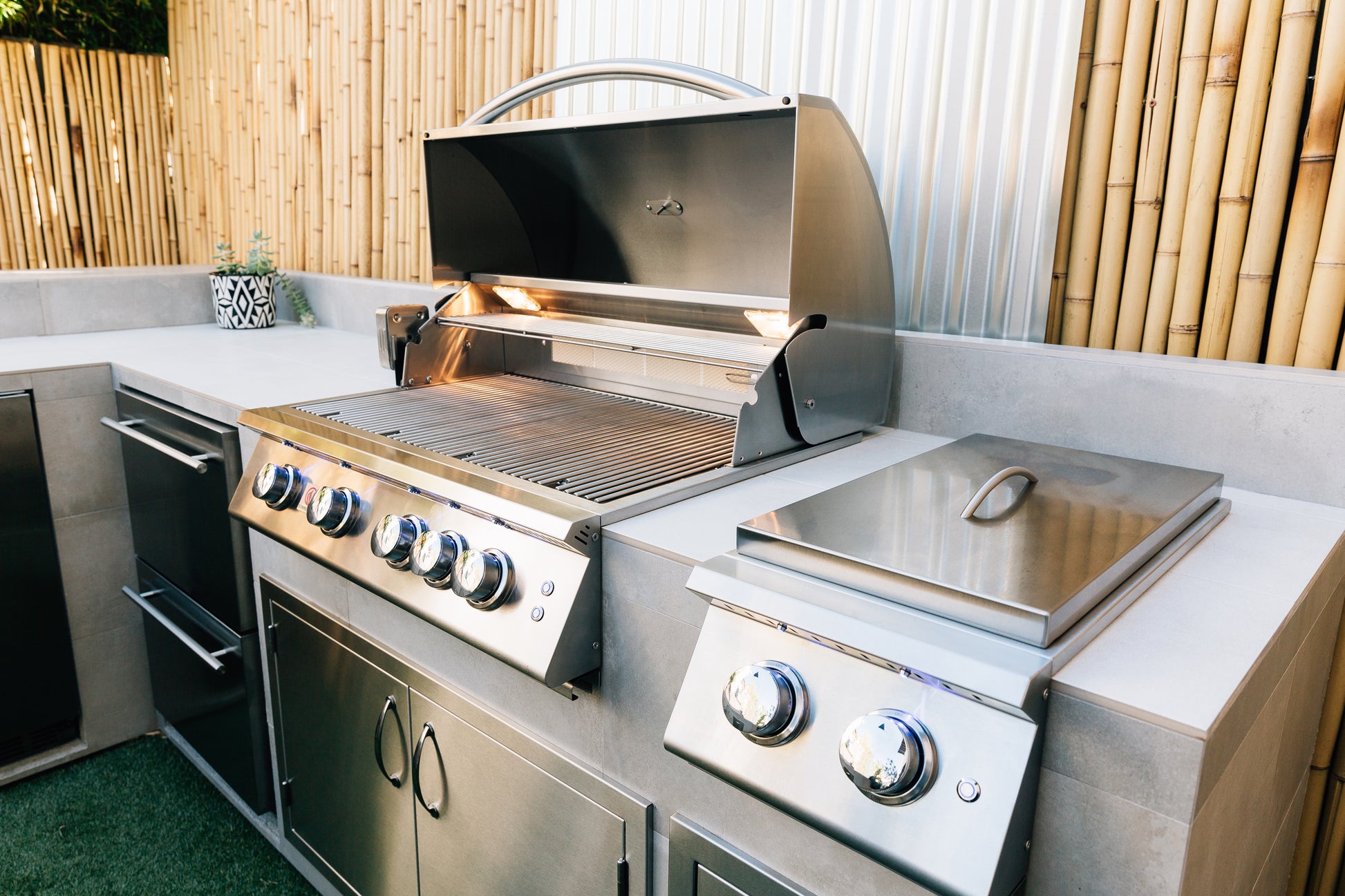 Summerset Sizzler Pro 40-Inch 5-Burner Freestanding Gas Grill With Rear Infrared Burner on Deluxe Cart (SZPRO40+DCCART)