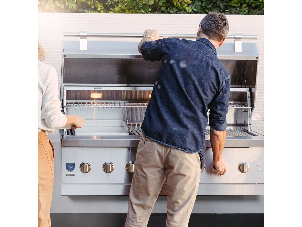 Parrilla híbrida de madera, carbón y gas Encore de 54 pulgadas, fabricada en Estados Unidos, con quemador infrarrojo y kit de asador. 