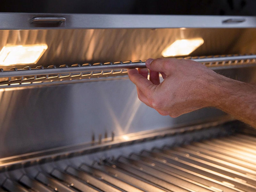 Parrilla híbrida de madera, carbón y gas Encore de 54 pulgadas, fabricada en Estados Unidos, con quemador infrarrojo y kit de asador. 