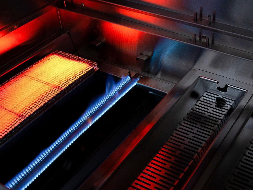 Parrilla híbrida American Made Grills Muscle de 54 pulgadas (leña, carbón y gas) con quemador infrarrojo y kit de asador. 