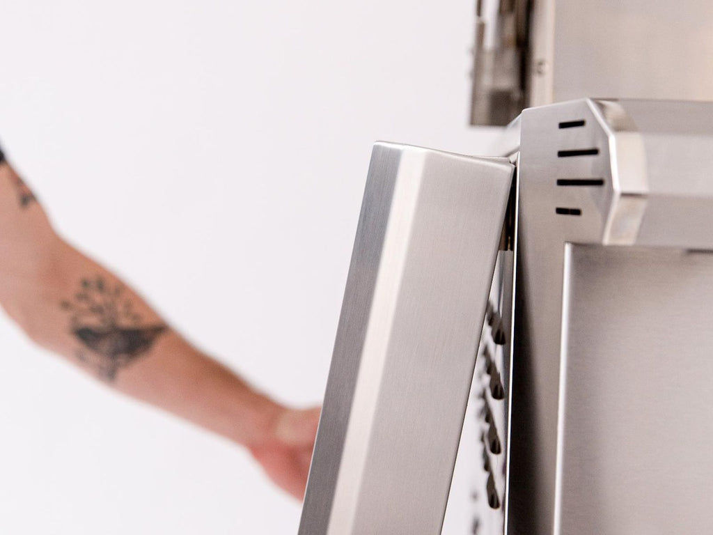 Parrilla híbrida American Made Grills Muscle de 54 pulgadas (leña, carbón y gas) con quemador infrarrojo y kit de asador. 