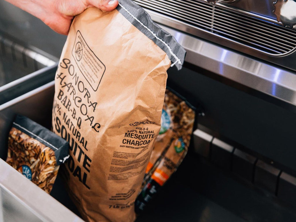 Parrilla híbrida American Made Grills Muscle de 54 pulgadas (leña, carbón y gas) con quemador infrarrojo y kit de asador. 