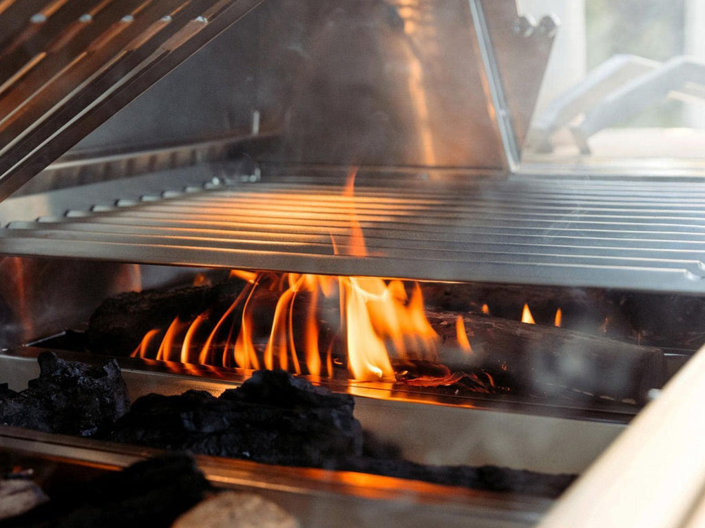 Parrilla híbrida de madera, carbón y gas Encore de 54 pulgadas, fabricada en Estados Unidos, con quemador infrarrojo y kit de asador. 