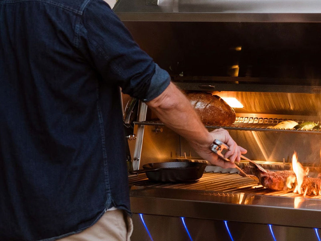 Parrilla híbrida de madera, carbón y gas Encore de 54 pulgadas, fabricada en Estados Unidos, con quemador infrarrojo y kit de asador. 