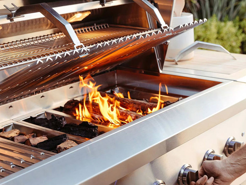 Parrilla híbrida de madera, carbón y gas Encore de 54 pulgadas, fabricada en Estados Unidos, con quemador infrarrojo y kit de asador. 