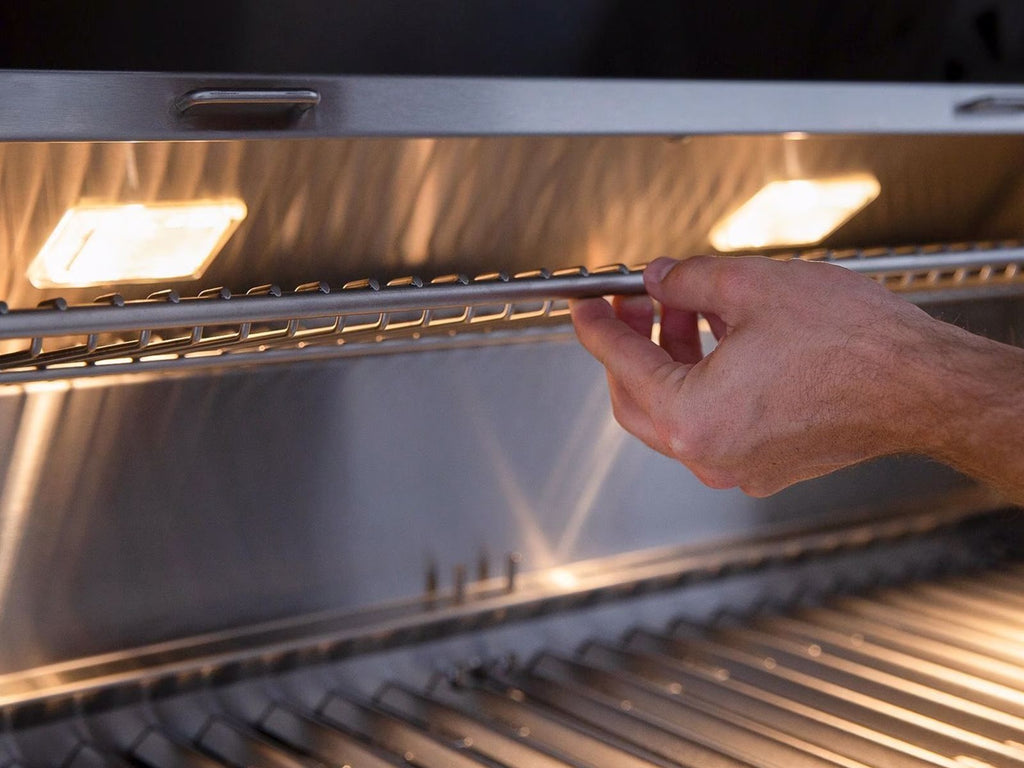 Parrilla híbrida American Made Grills Muscle de 54 pulgadas (leña, carbón y gas) con quemador infrarrojo y kit de asador. 