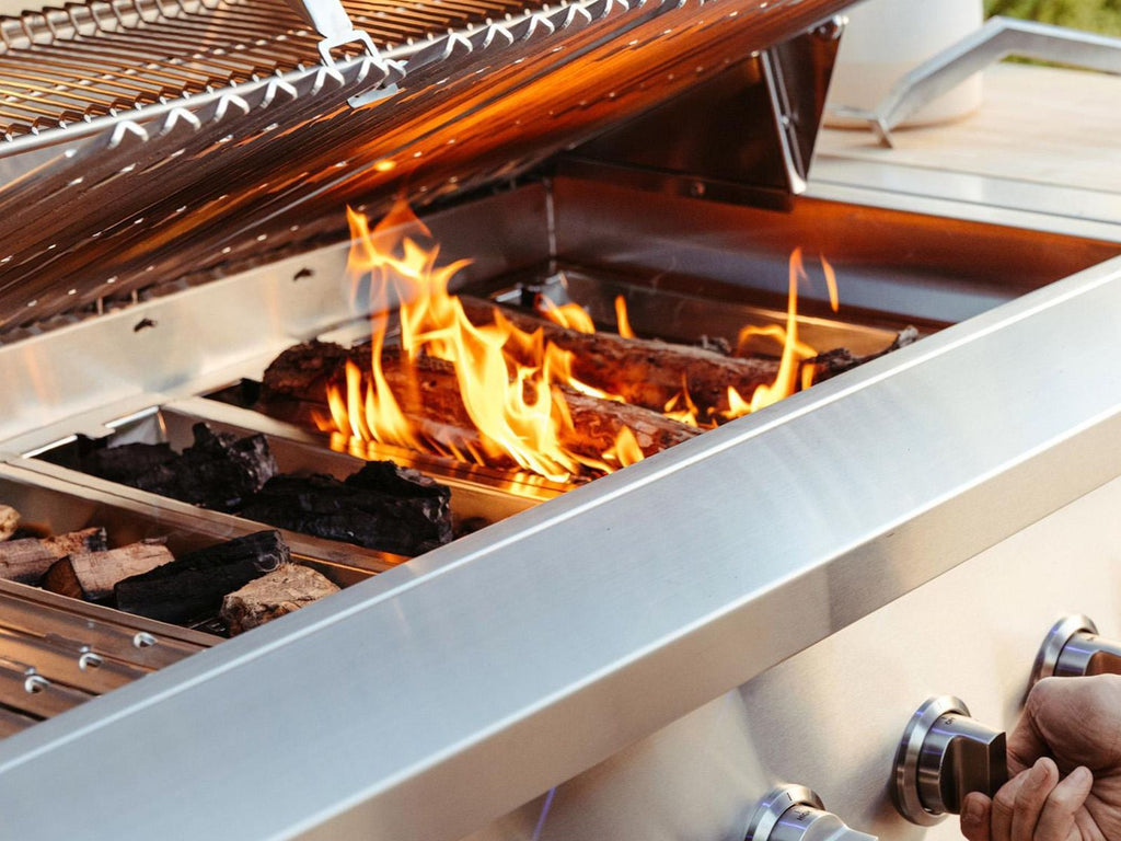 Parrilla híbrida de madera, carbón y gas Encore de 54 pulgadas, fabricada en Estados Unidos, con quemador infrarrojo y kit de asador. 