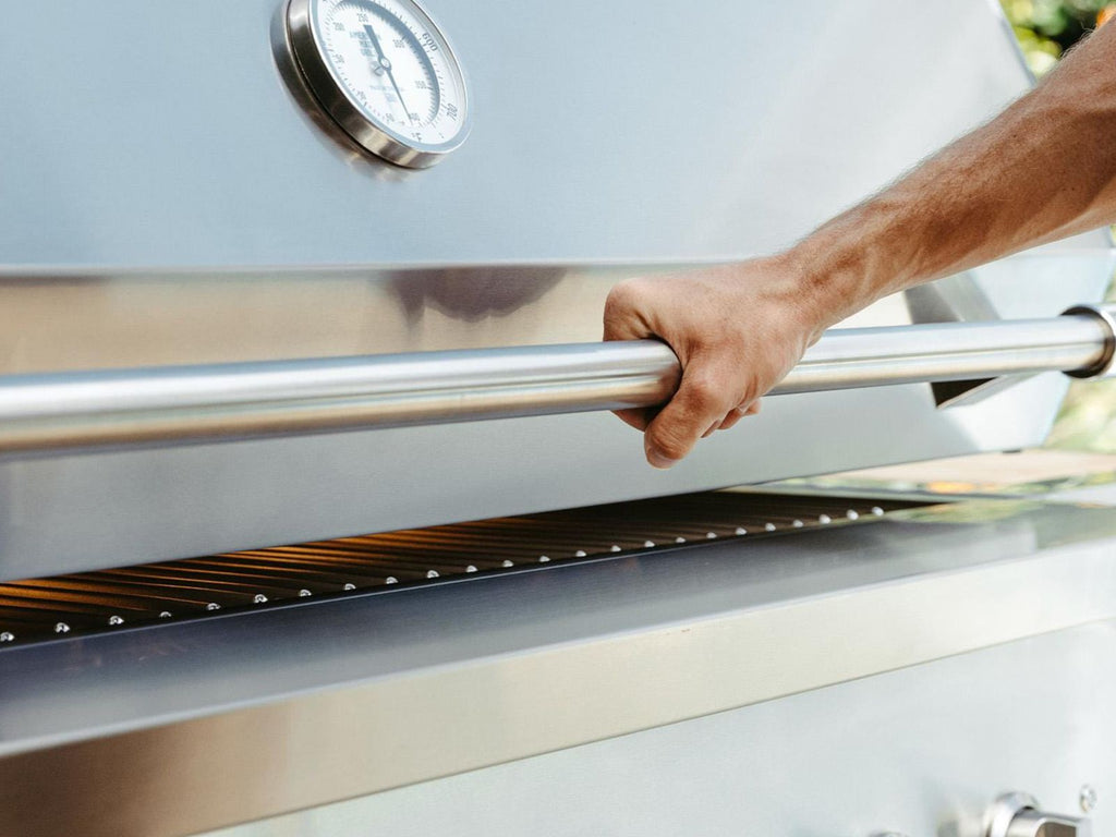 Parrilla híbrida de madera, carbón y gas Encore de 36 pulgadas, fabricada en Estados Unidos, con quemador infrarrojo y kit de asador. 