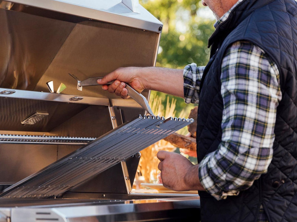 Parrilla híbrida American Made Grills Muscle de 54 pulgadas (leña, carbón y gas) con quemador infrarrojo y kit de asador. 