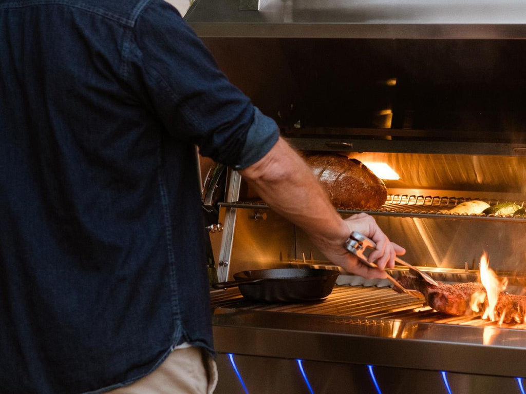 Parrilla híbrida de madera, carbón y gas Encore de 54 pulgadas, fabricada en Estados Unidos, con quemador infrarrojo y kit de asador. 