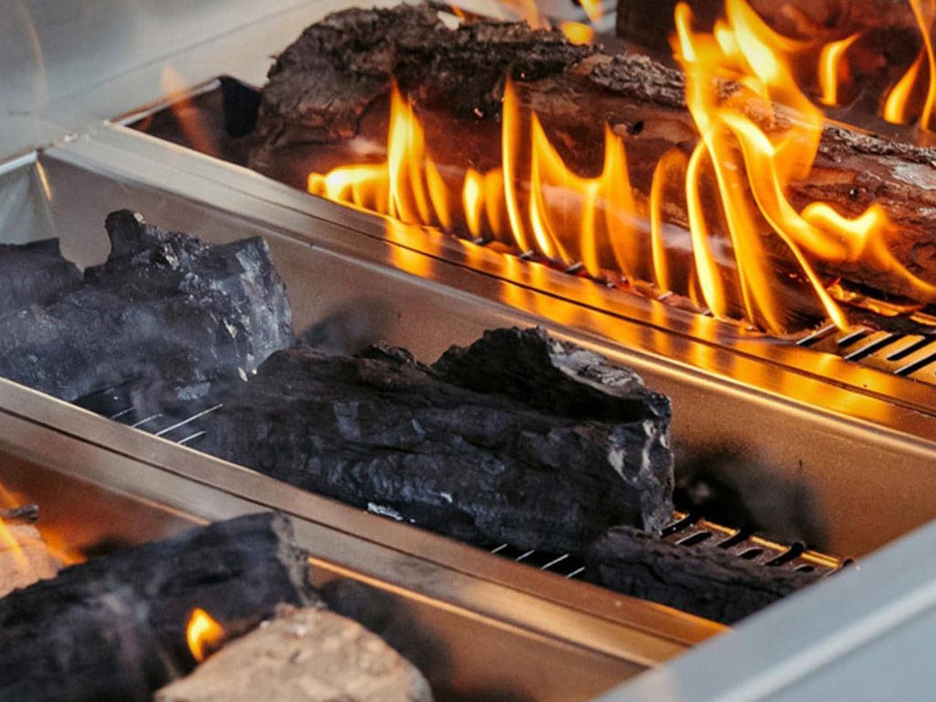 Parrilla híbrida American Made Grills Muscle de 54 pulgadas (leña, carbón y gas) con quemador infrarrojo y kit de asador. 