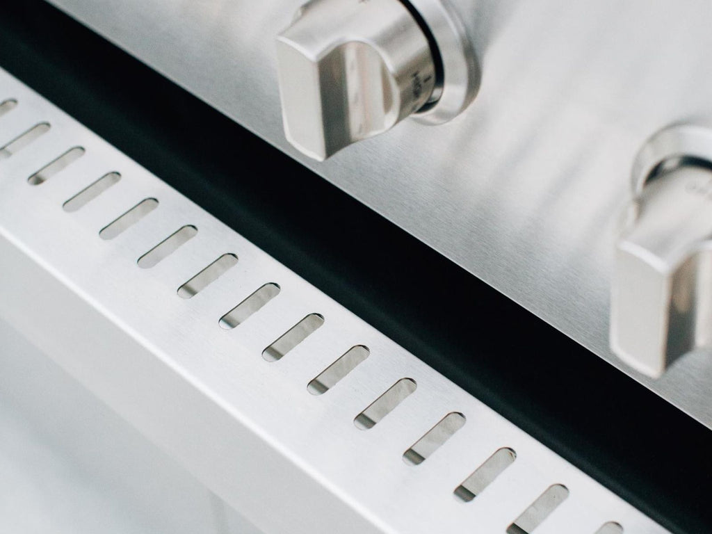 Parrilla híbrida de madera, carbón y gas Encore de 36 pulgadas, fabricada en Estados Unidos, con quemador infrarrojo y kit de asador. 