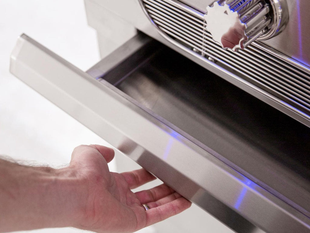 Parrilla híbrida American Made Grills Muscle de 54 pulgadas (leña, carbón y gas) con quemador infrarrojo y kit de asador. 