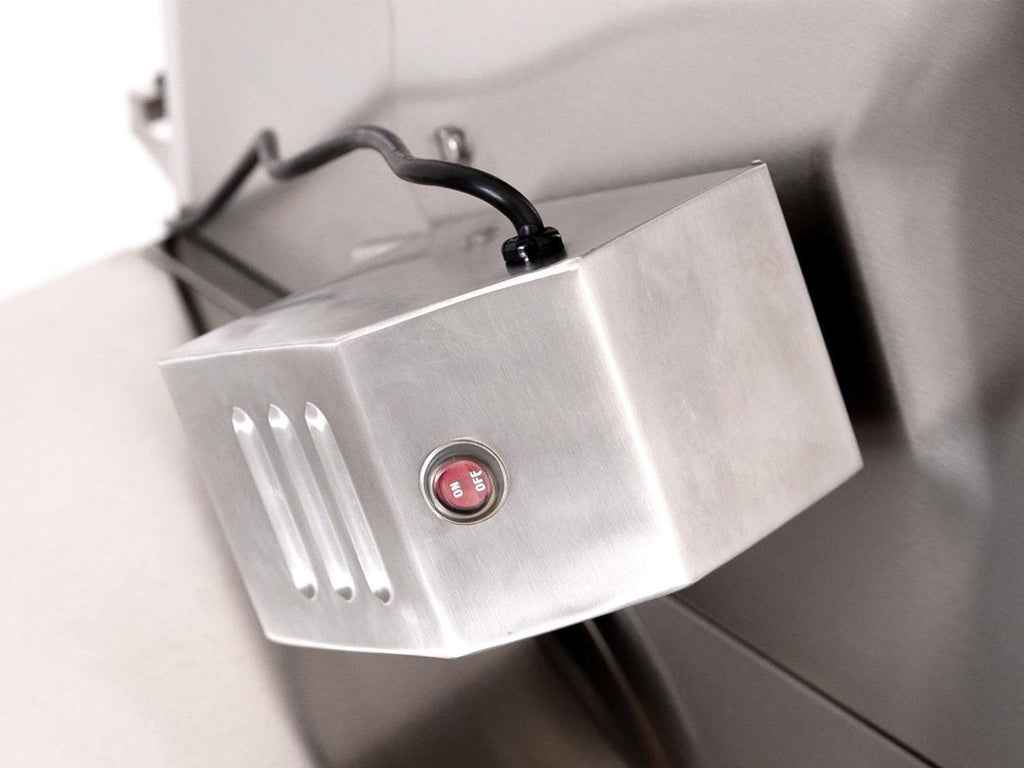 Parrilla híbrida American Made Grills Muscle de 54 pulgadas (leña, carbón y gas) con quemador infrarrojo y kit de asador. 