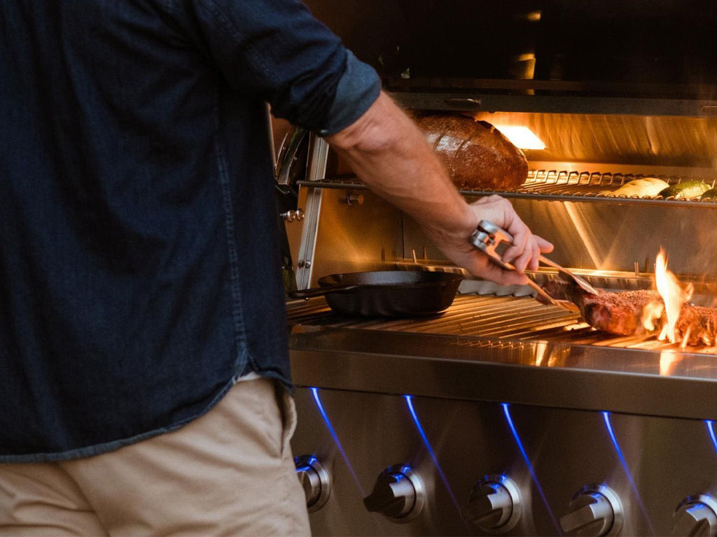 Parrilla híbrida de madera, carbón y gas Encore de 36 pulgadas, fabricada en Estados Unidos, con quemador infrarrojo y kit de asador. 