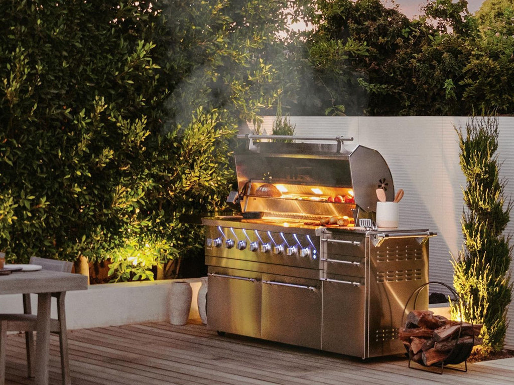 Parrilla híbrida de madera, carbón y gas Encore de 54 pulgadas, fabricada en Estados Unidos, con quemador infrarrojo y kit de asador. 
