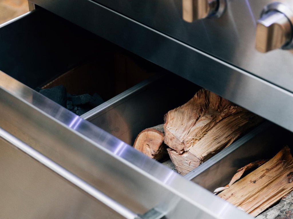 Parrilla híbrida de madera, carbón y gas Encore de 54 pulgadas, fabricada en Estados Unidos, con quemador infrarrojo y kit de asador. 
