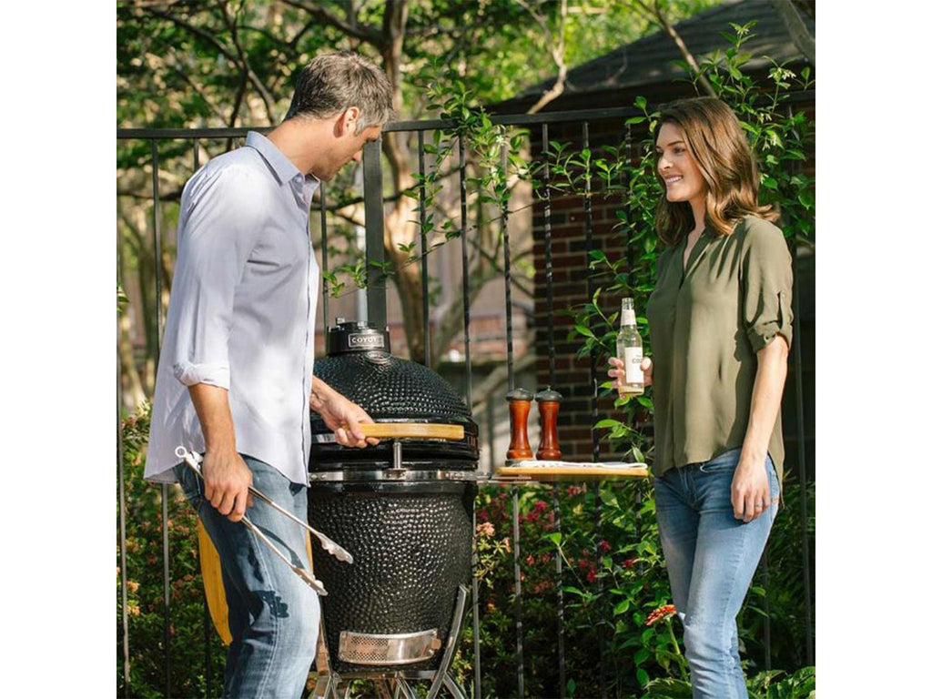 Ahumador de cerámica Coyote Asado en carrito con estantes laterales 