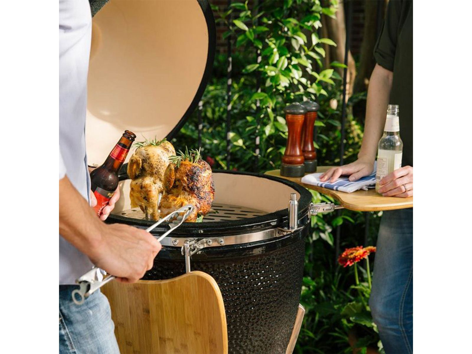 Ahumador de cerámica Coyote Asado en carrito con estantes laterales 