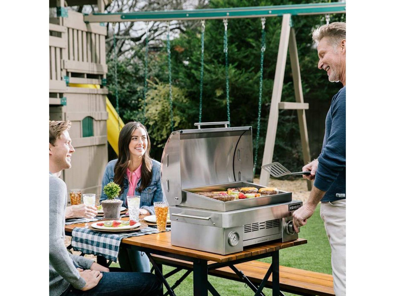 Parrilla portátil de propano de acero inoxidable Coyote de 25 pulgadas 