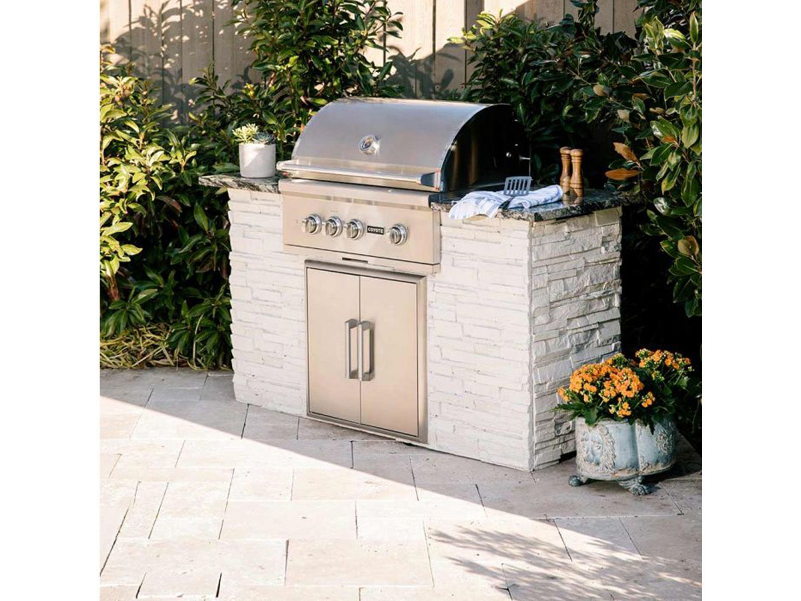 Parrilla a gas empotrada Coyote serie S de 30 pulgadas y 3 quemadores con quemador infrarrojo RapidSear y asador. 