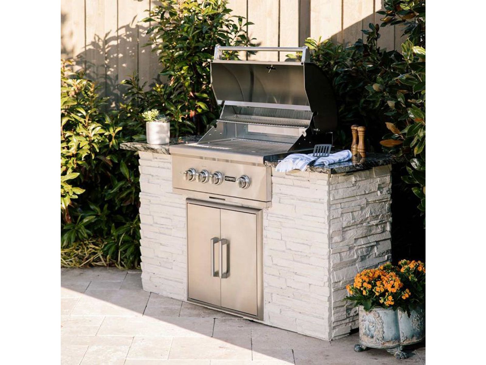 Parrilla a gas empotrada Coyote serie S de 30 pulgadas y 3 quemadores con quemador infrarrojo RapidSear y asador. 