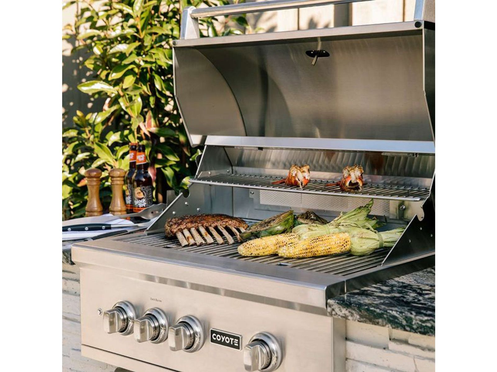 Parrilla a gas empotrada Coyote serie S de 30 pulgadas y 3 quemadores con quemador infrarrojo RapidSear y asador. 