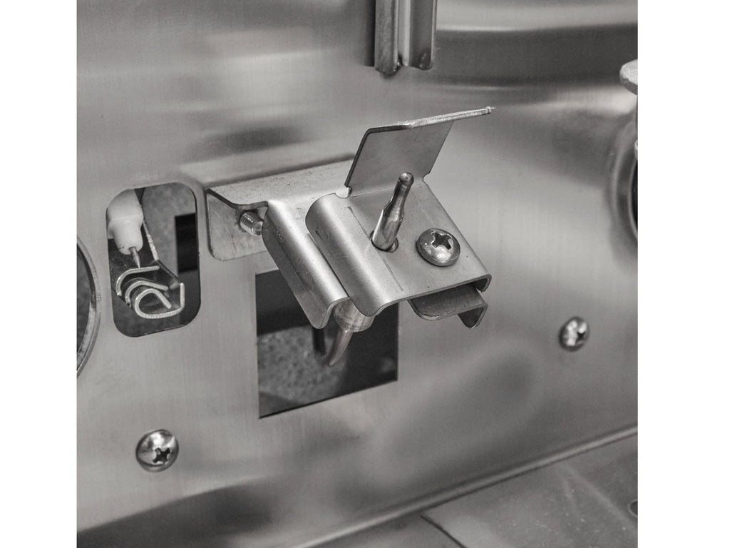 Parrilla a gas independiente Coyote serie SL de 36 pulgadas y 5 quemadores sobre carrito con briquetas de cerámica, quemador para sellar, quemador trasero infrarrojo y kit de asador. 