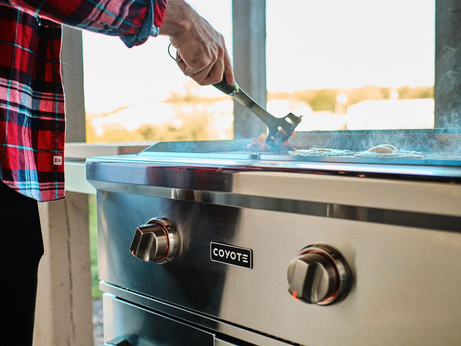 Parrilla de gas Coyote de 30 pulgadas con superficie plana en carrito 