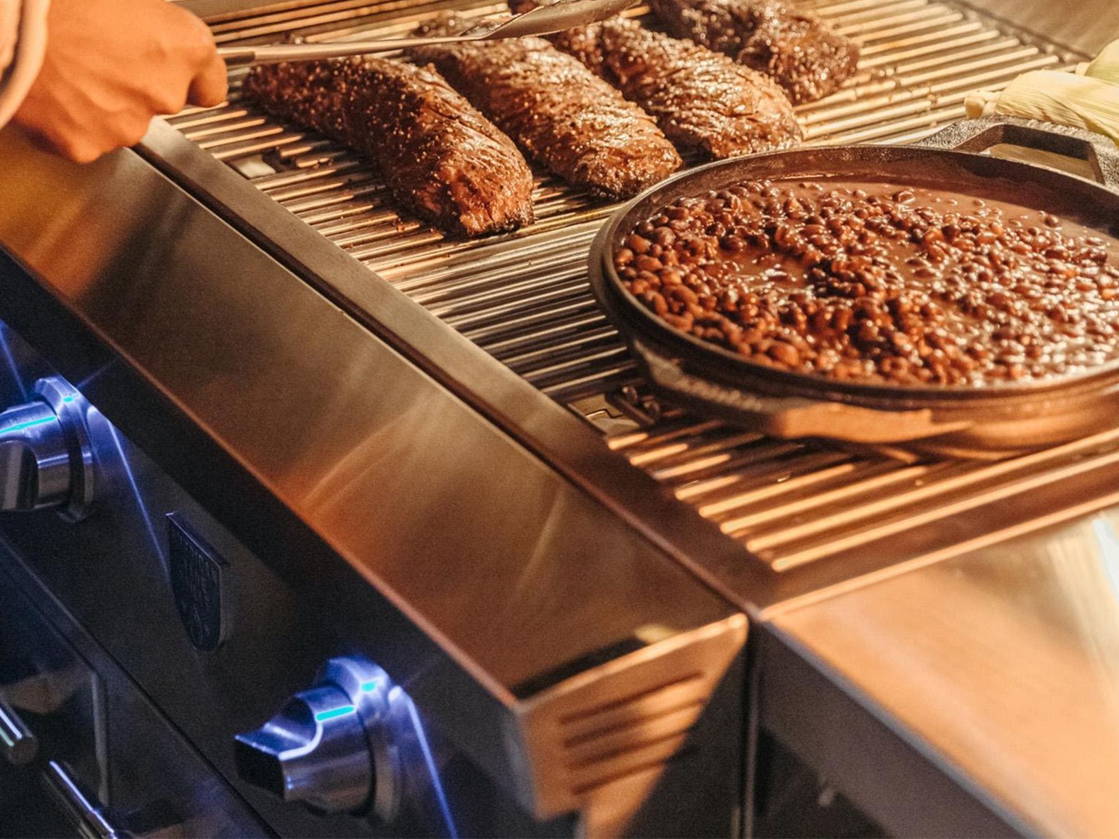 Parrilla de gas American Made Grills Estate de 36 pulgadas y 3 quemadores con quemador infrarrojo trasero y kit de asador 