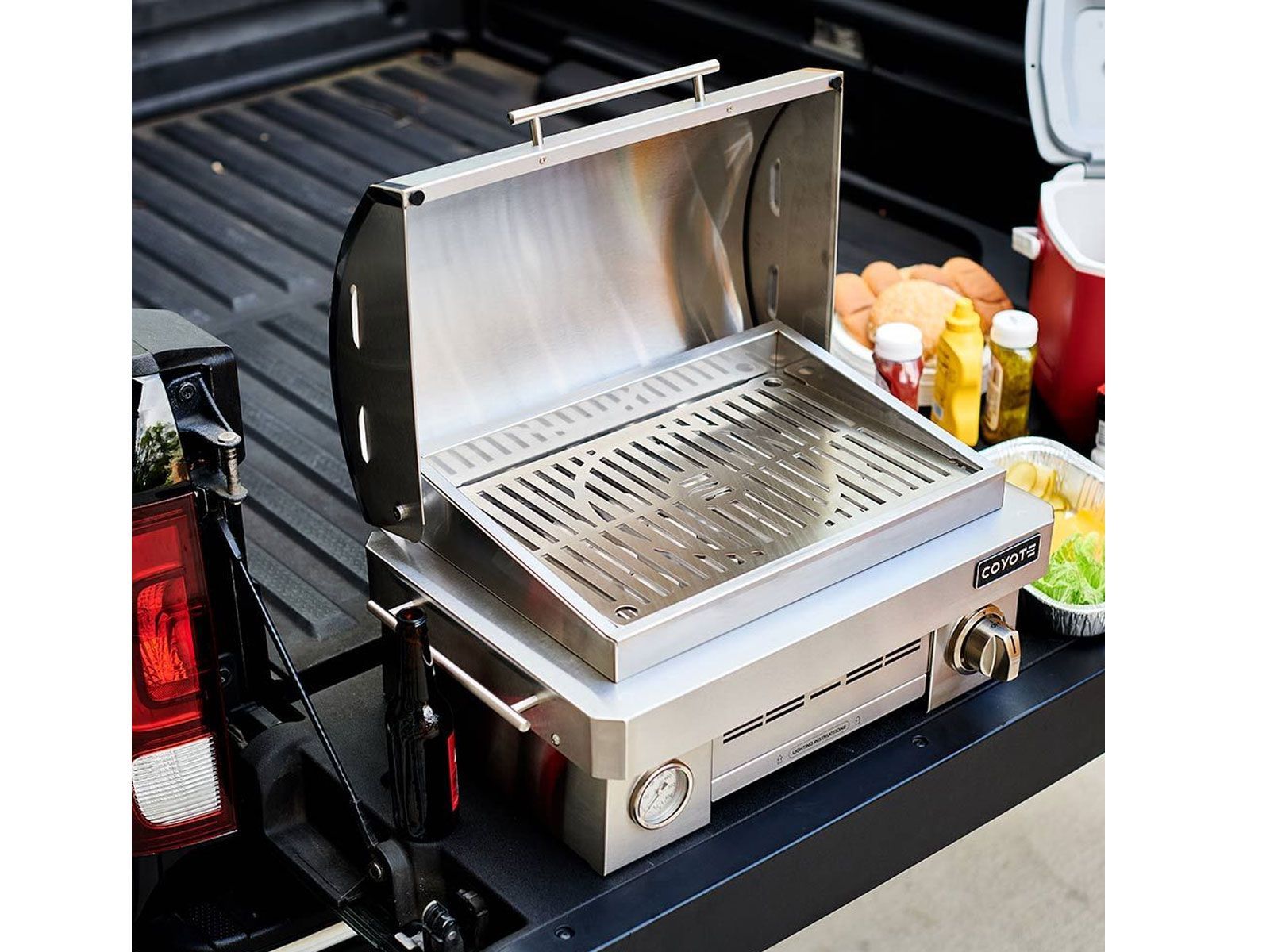 Parrilla portátil de propano de acero inoxidable Coyote de 25 pulgadas 