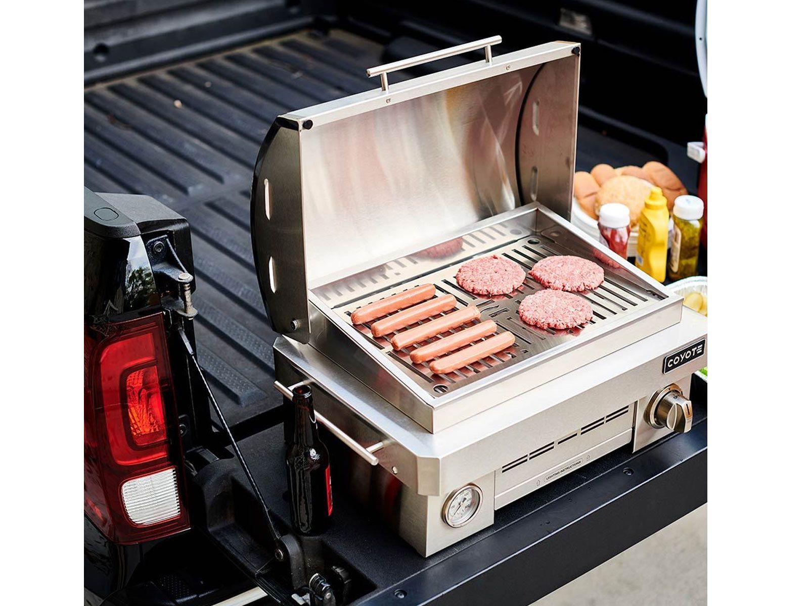 Parrilla portátil de propano de acero inoxidable Coyote de 25 pulgadas 