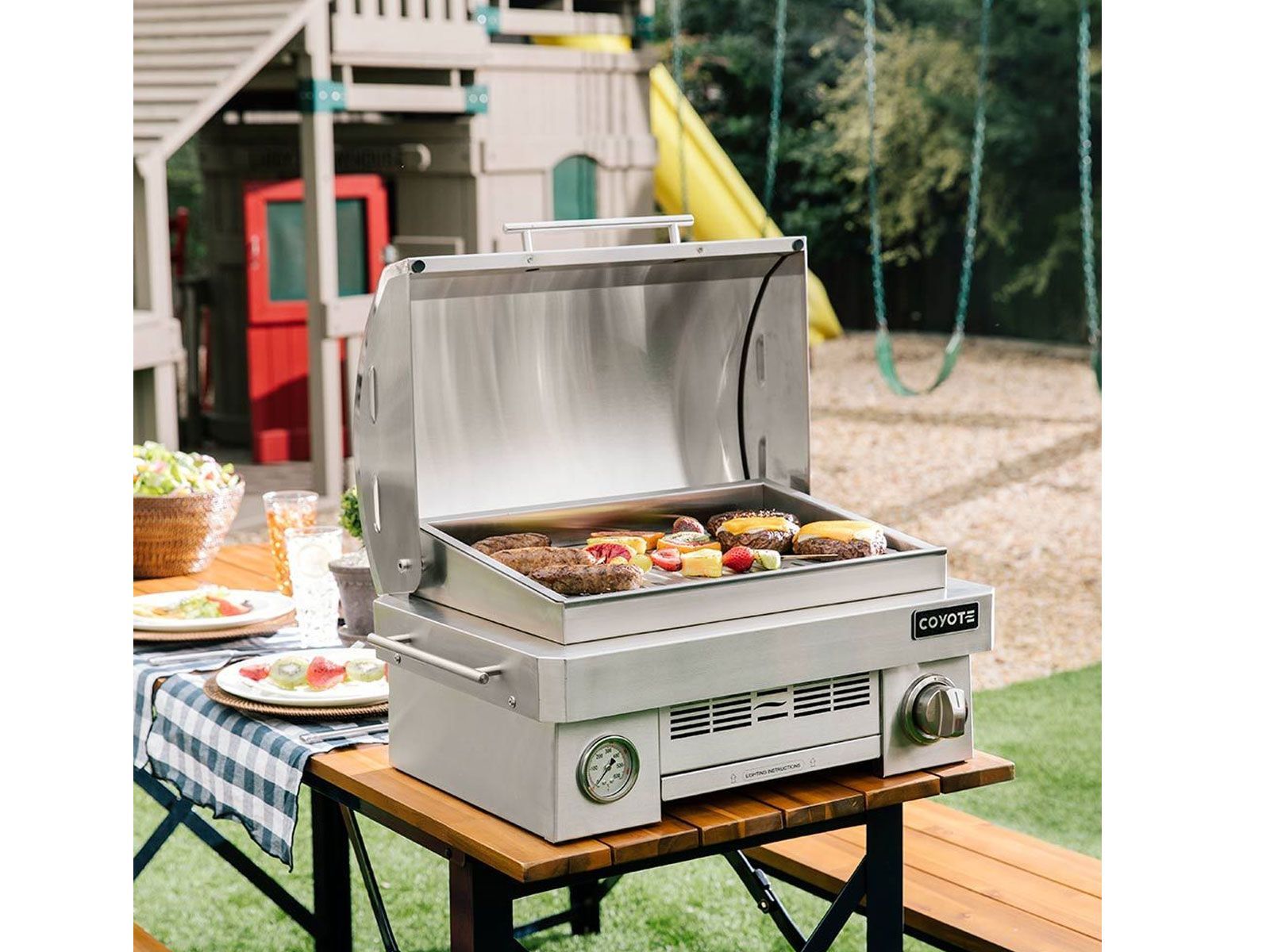 Parrilla portátil de propano de acero inoxidable Coyote de 25 pulgadas 