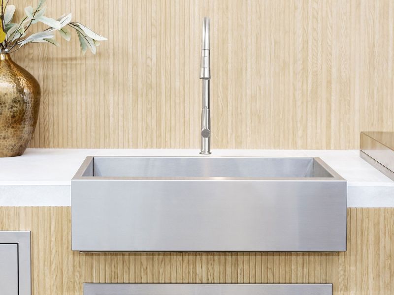 Summerset 32-Inch Outdoor Rated Farmhouse Sink and Faucet Package